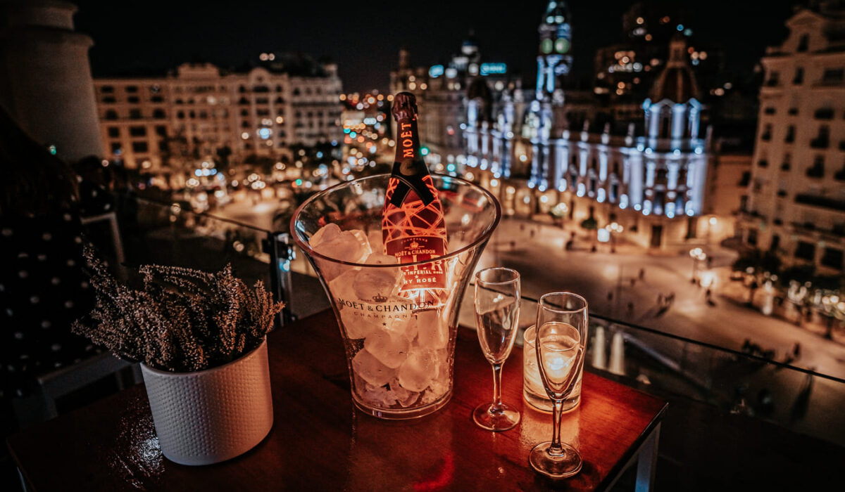 Rooftop de la Terraza del Ateneo en Valencia, con vistas a la Plaza del Ayuntamiento, ideal para disfrutar de un cóctel y contemplar la ciudad.