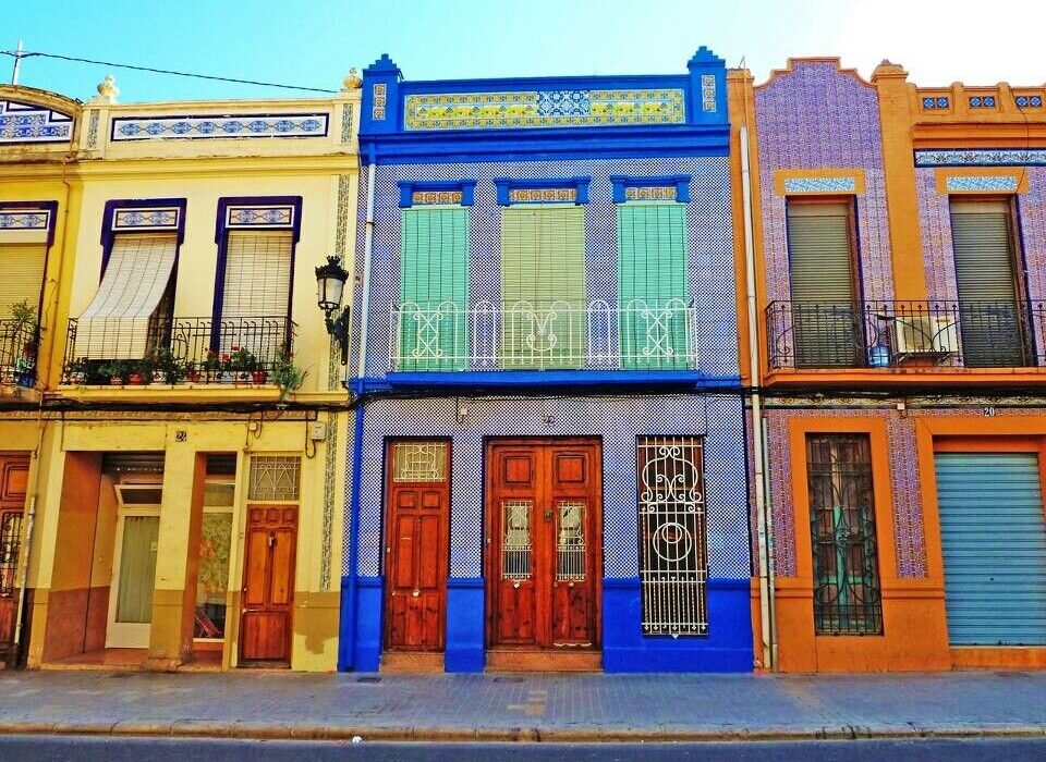 Fachadas coloridas de las casas tradicionales en el Barrio del Cabanyal, Valencia, destacando la arquitectura única y vibrante del distrito marítimo.