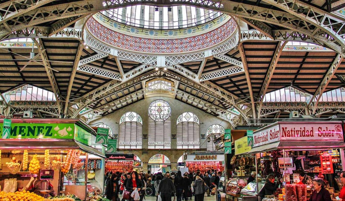 Interior vibrante del Mercado Central de Valencia, un paraíso gastronómico.