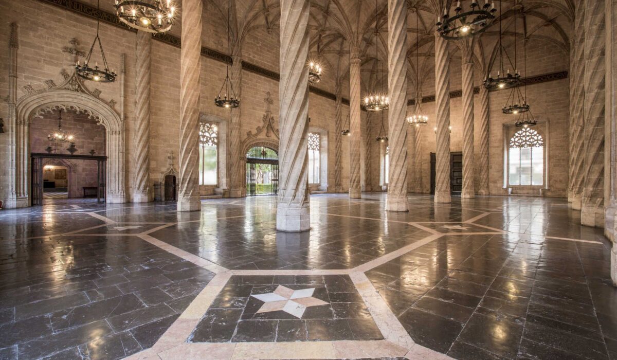 Espectacular interior de la Lonja de la Seda, un tesoro gótico en Valencia.