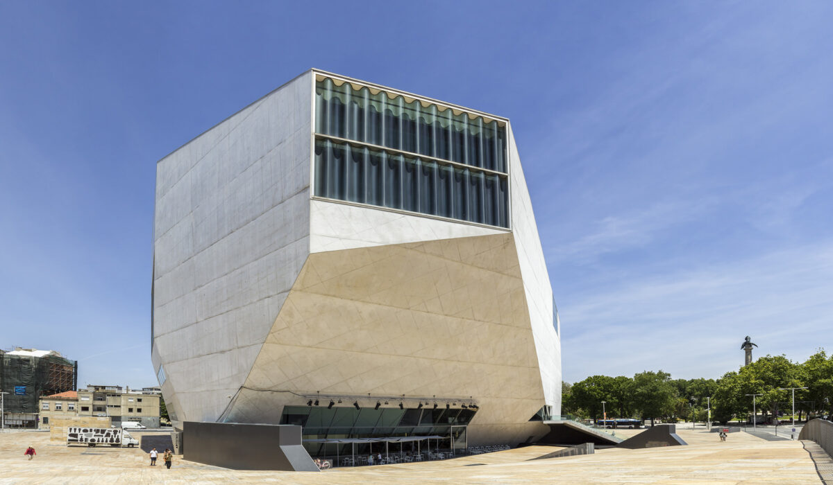 Vista exterior de la Casa da Música, un moderno edificio arquitectónico en Oporto.