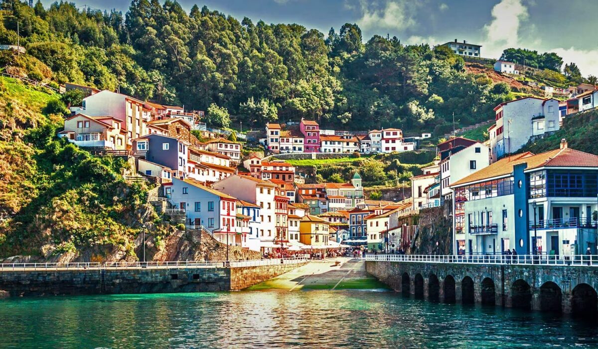 Vista de Cudillero, un hermoso pueblo empedrado en la montaña junto al mar.