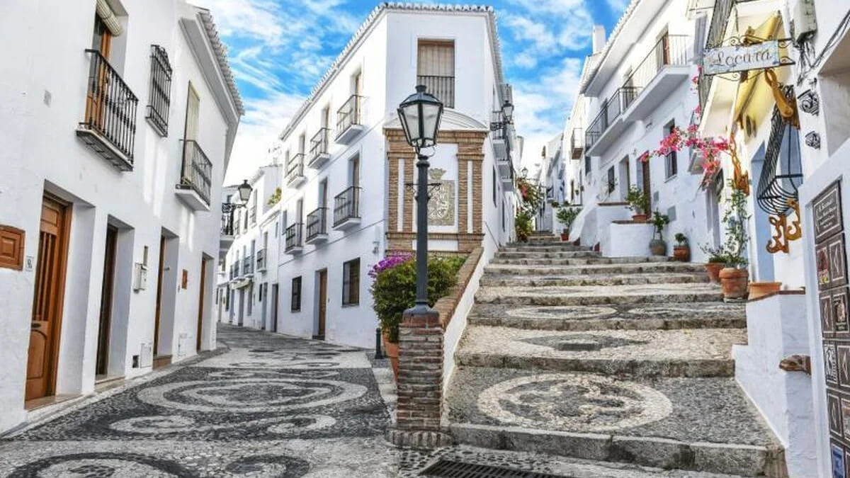 Vista de las casas blancas de Frigiliana, un pintoresco pueblo andaluz con calles empedradas.