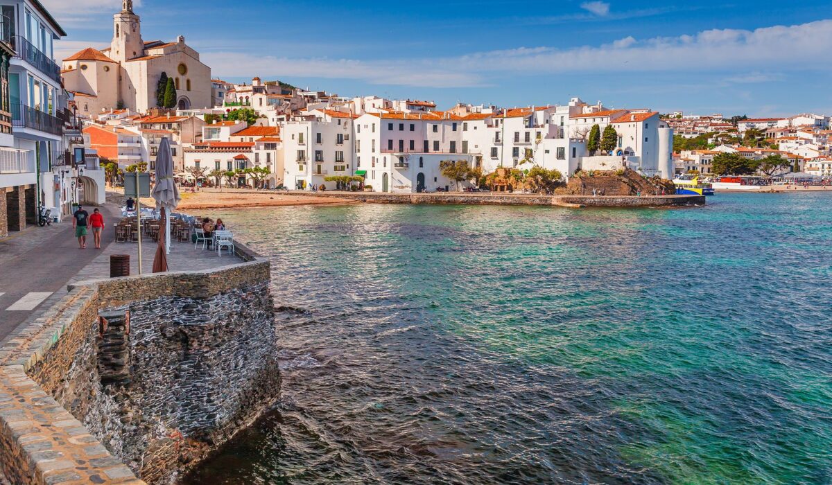 Vista del pintoresco pueblo pesquero de Cadaqués, con sus casas blancas junto al mar.