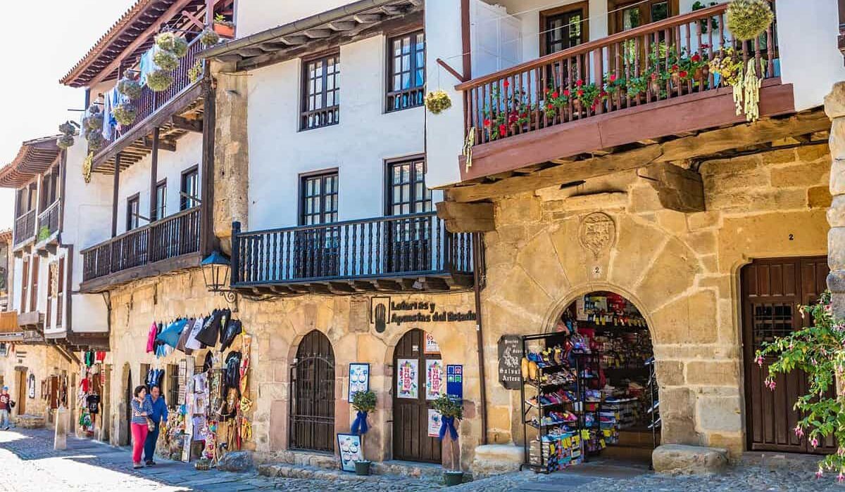 Vista del encantador pueblo de Santillana del Mar, conocido por su arquitectura medieval.