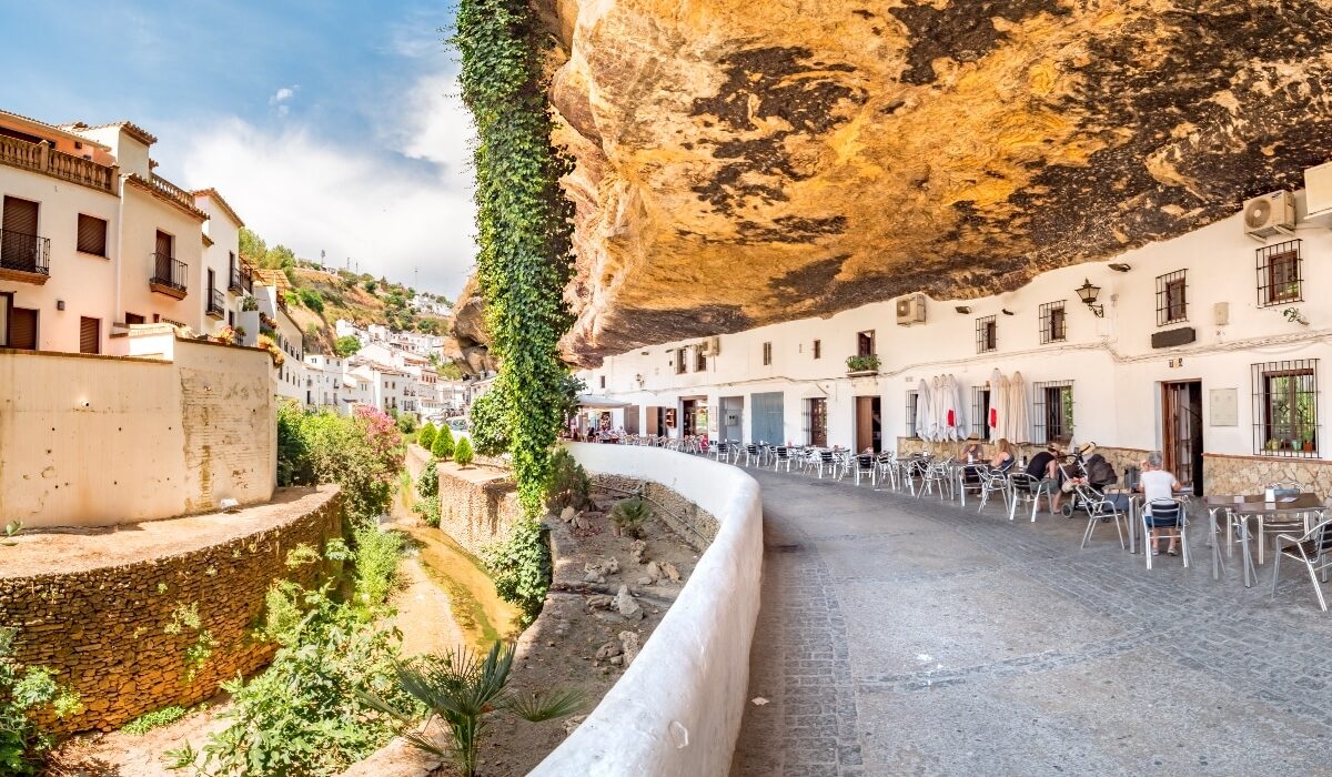 Vista del pintoresco pueblo de Setenil de las Bodegas, con sus casas integradas en la roca.