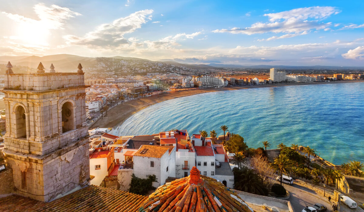 Vista panorámica de Peñíscola, un pueblo pintoresco rodeado de mar.