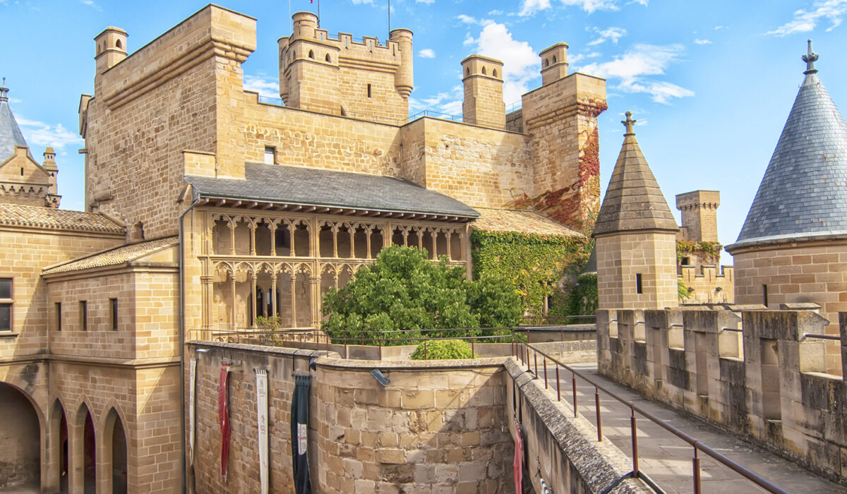 Vista del imponente Castillo de Olite, un símbolo histórico de Navarra.