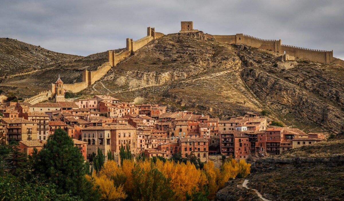 Vista del pintoresco pueblo de Albarracín, con su arquitectura medieval y paisajes de montaña.