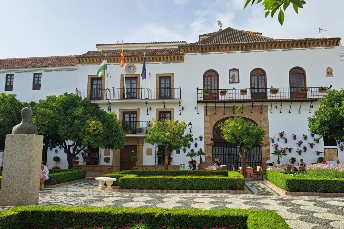 Ayuntamiento de Marbella: Joyas Arquitectónicas en la Plaza de los Naranjos cosas que ver marbella