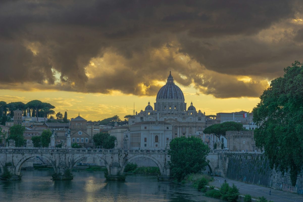 Panorámica del Vaticano durante el atardecer, iluminado por la luz dorada.