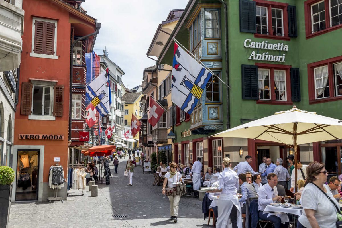 Augustinergasse en Zúrich: La calle más colorida y característica de Zúricj que hacer en zurich