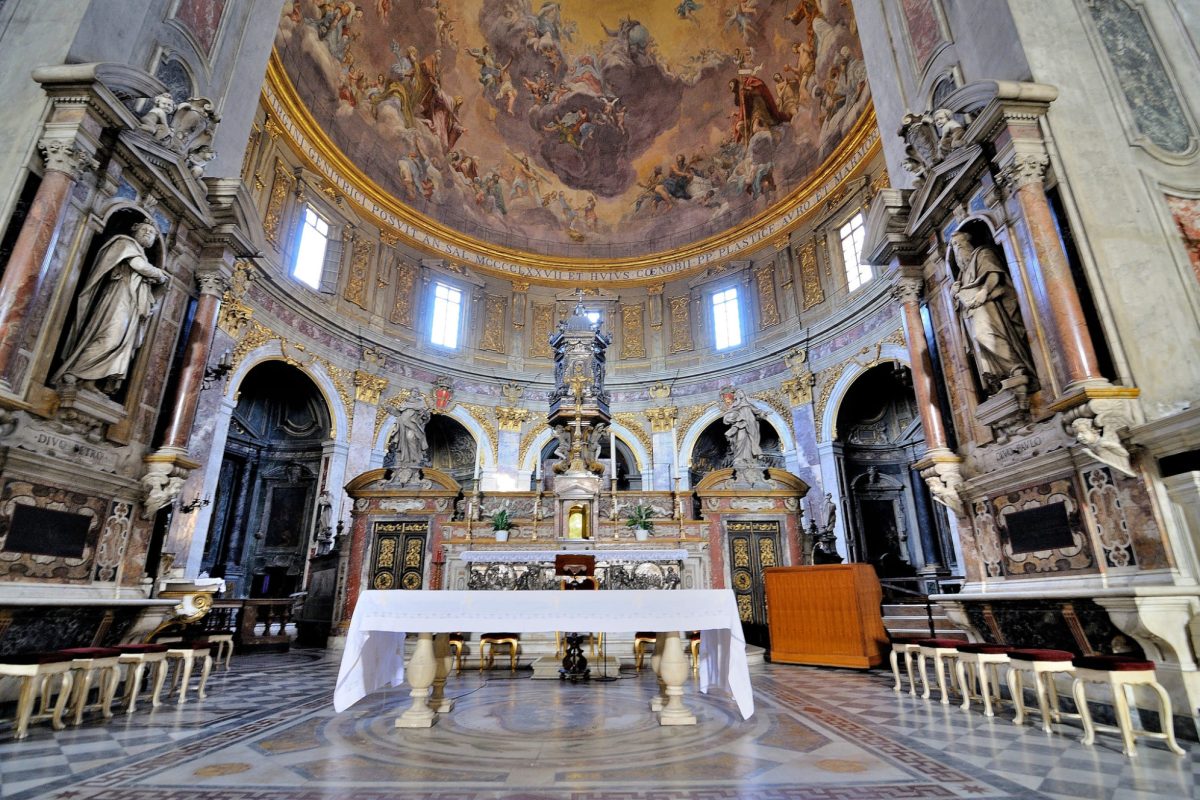 Interior de la Basílica de la Santísima Anunciación en Florencia con su arquitectura detallada