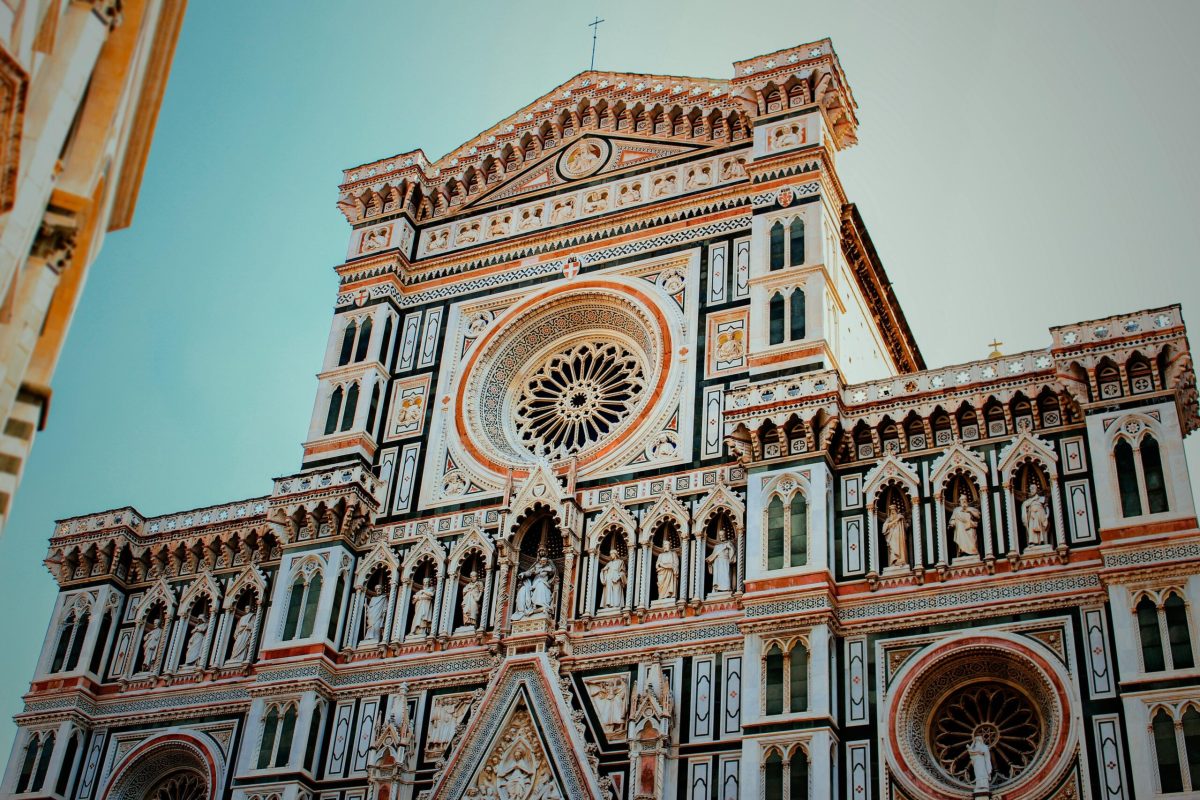 Fachada principal del Duomo de Florencia con sus detalles góticos y renacentistas