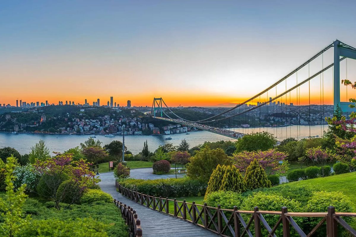 Mirador de Çamlıca Tepesi: Vistas Espectaculares del Bósforo al Atardecer Mirador de Çamlıca, uno de los más bonitos que ver en Estambul