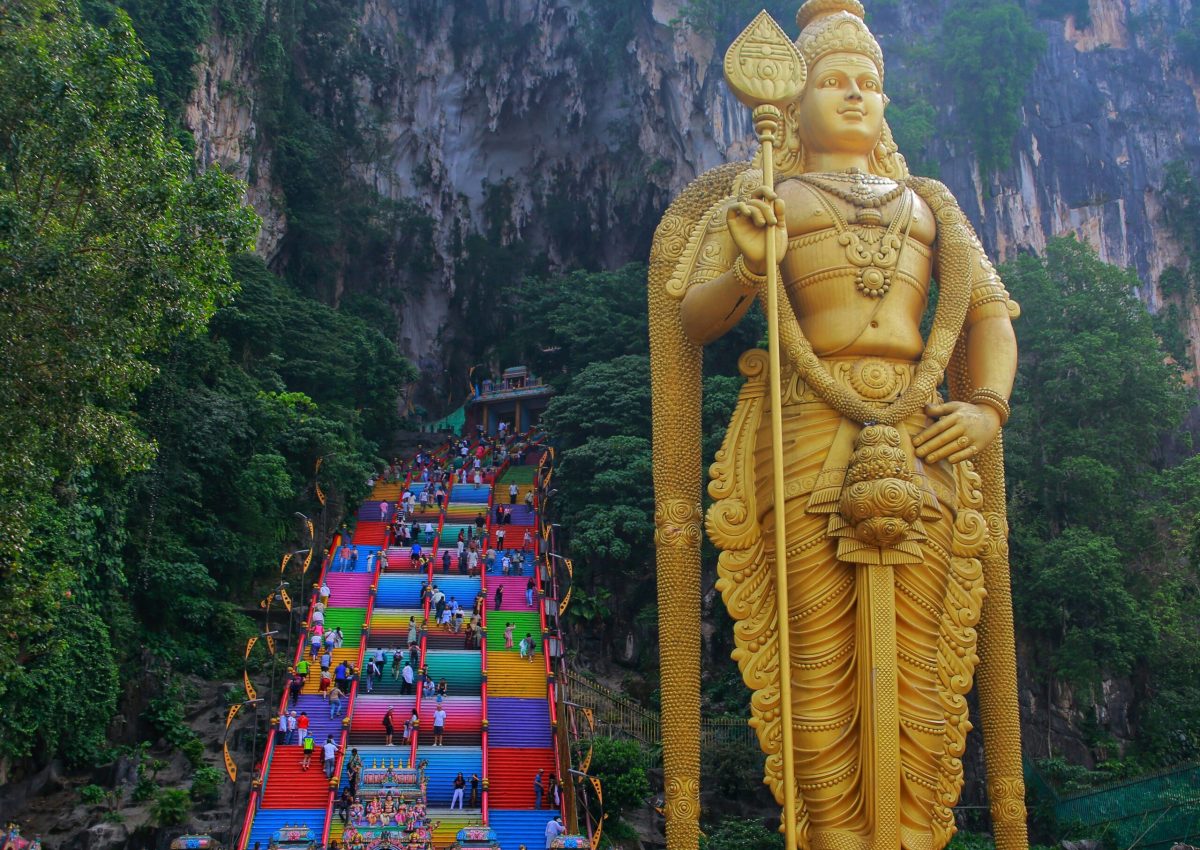 Impresionante estatua de Murugan en la entrada de las Batu Caves, un importante sitio religioso en Kuala Lumpur.