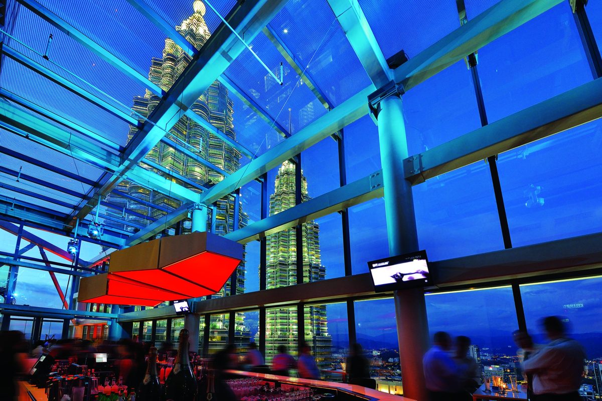 Vista del rooftop Marini's on 57 con las Torres Petronas de fondo, un destino imperdible en Kuala Lumpur.