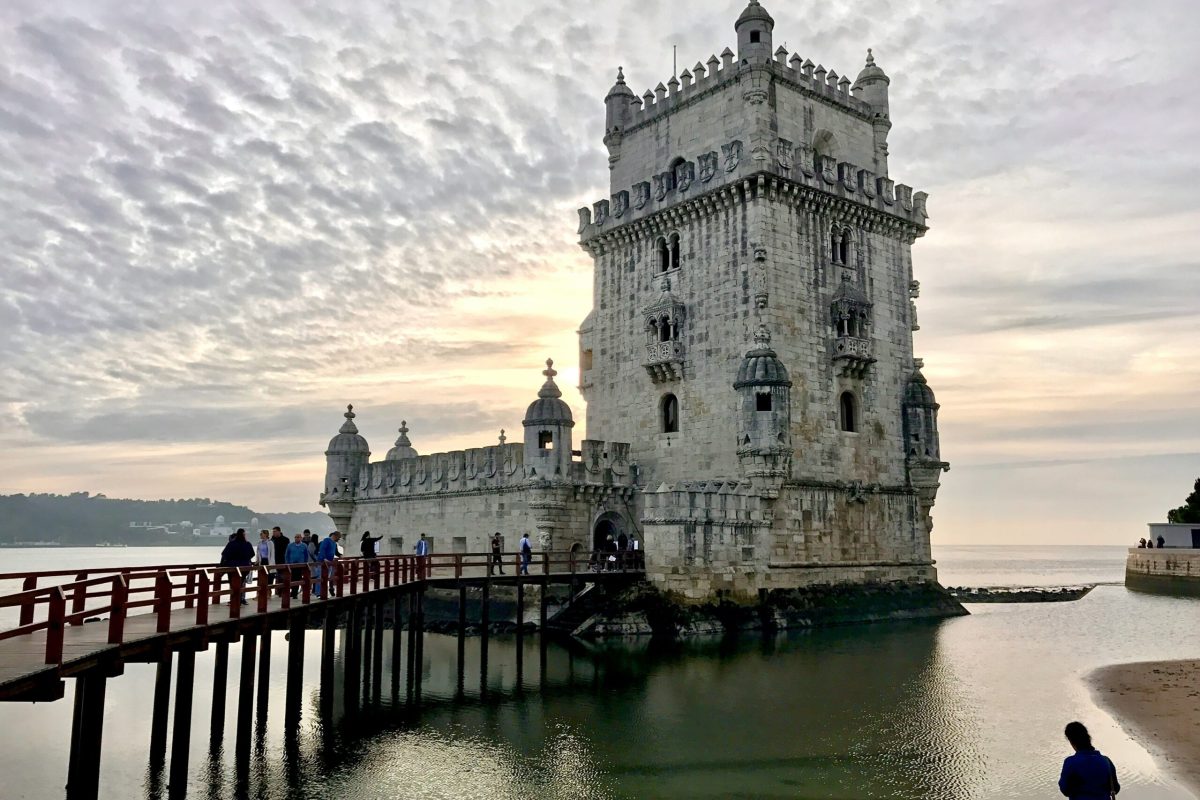 Torre de Belém iluminada durante el atardecer en Lisboa