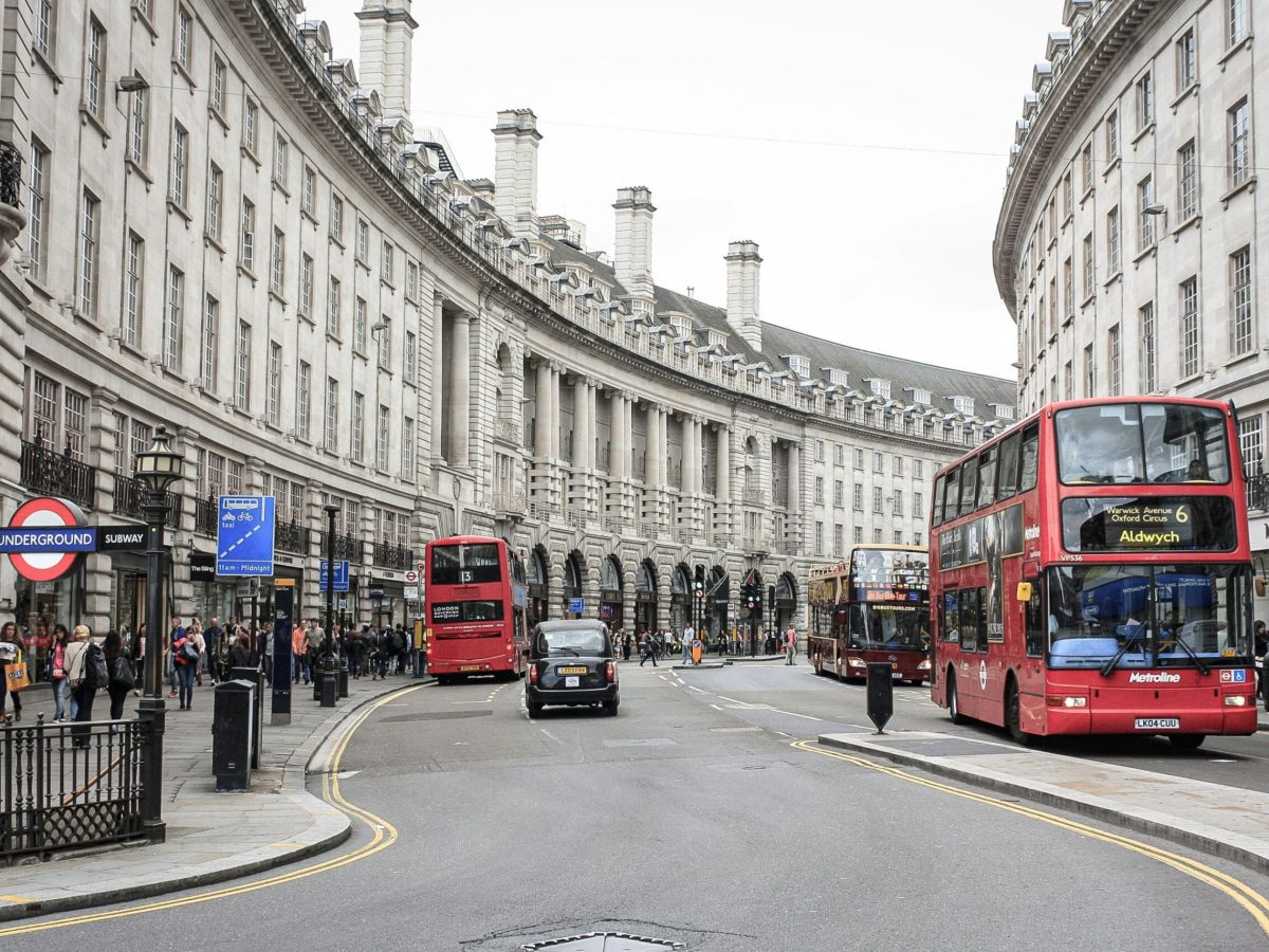 Piccadilly Circus: El Icono de Londres y sus Clásicos Autobuses Rojos Picadilly Circus | Guía de Londres en 4 días