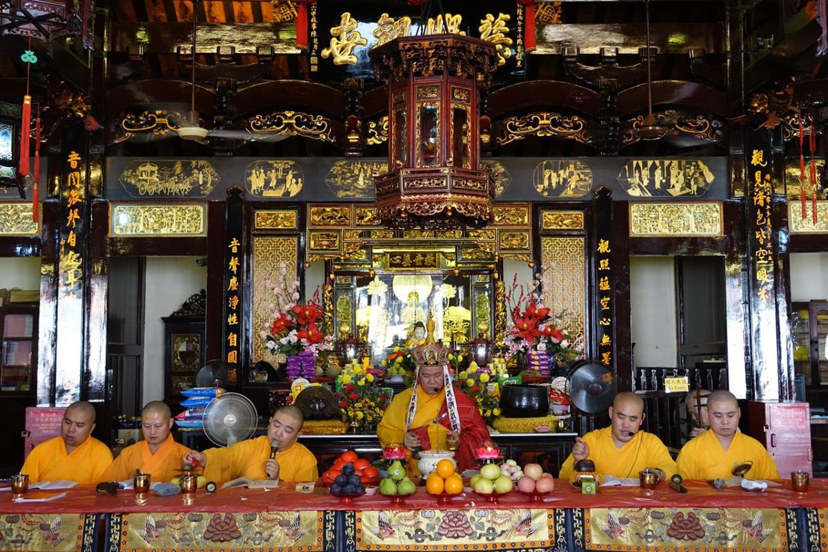 Monjes en el Templo Cheng Hoon Teng de Malaca» malasia y singapur en 15 dias