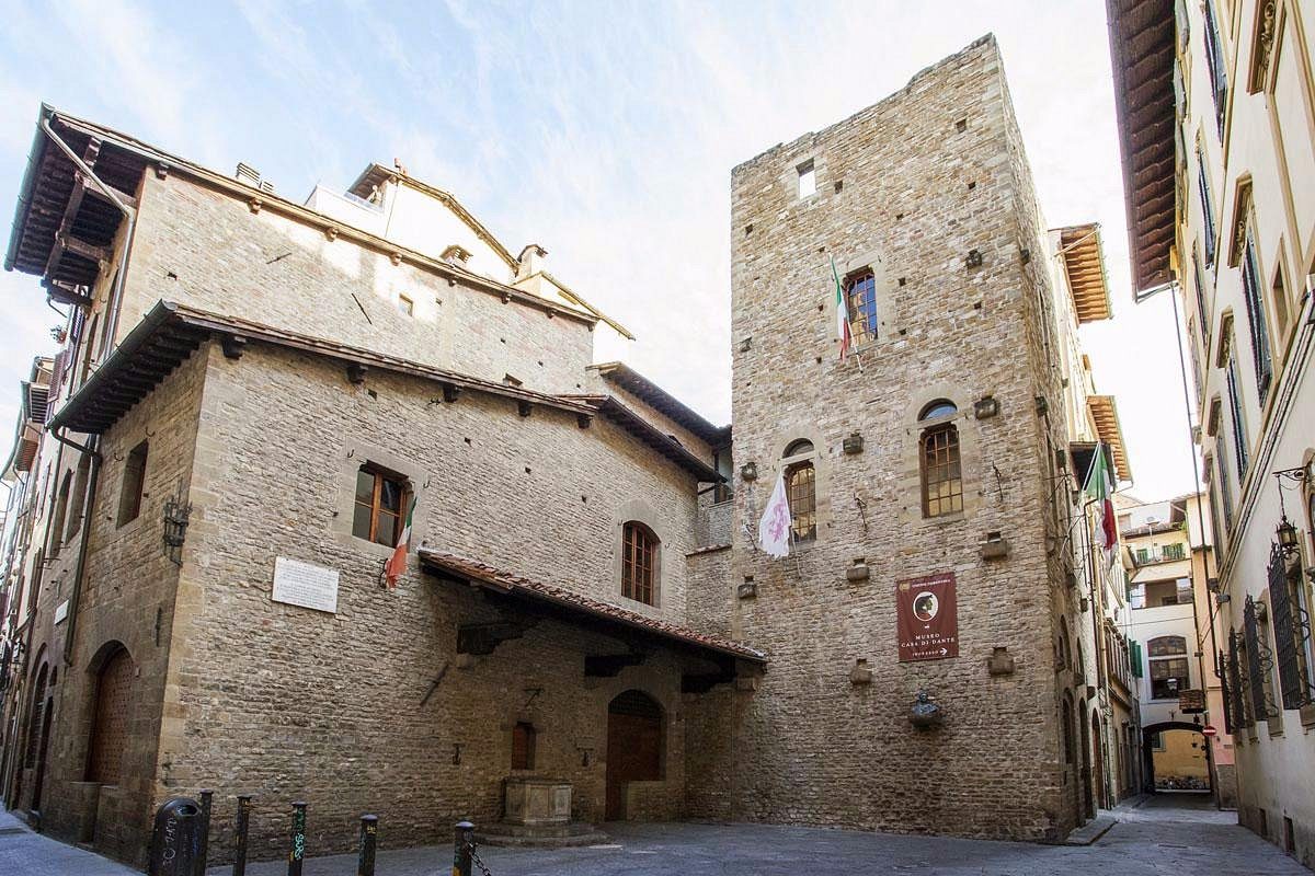 Vista exterior del Museo Casa di Dante en Florencia, Italia