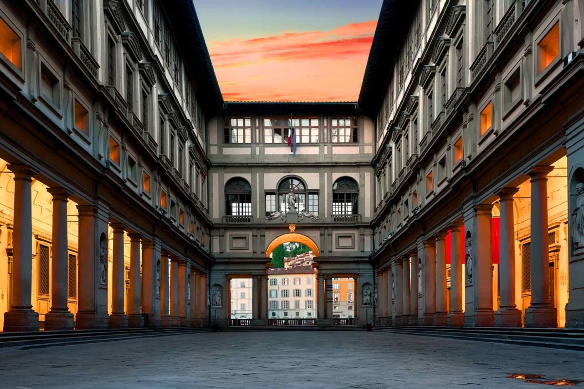 Vista exterior del Museo de los Uffizi en Florencia, un icono del arte renacentista