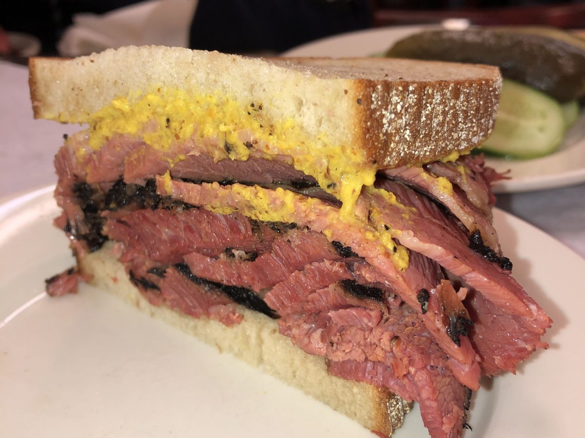 Delicioso sándwich de pastrami en Katz's Deli, Nueva York.