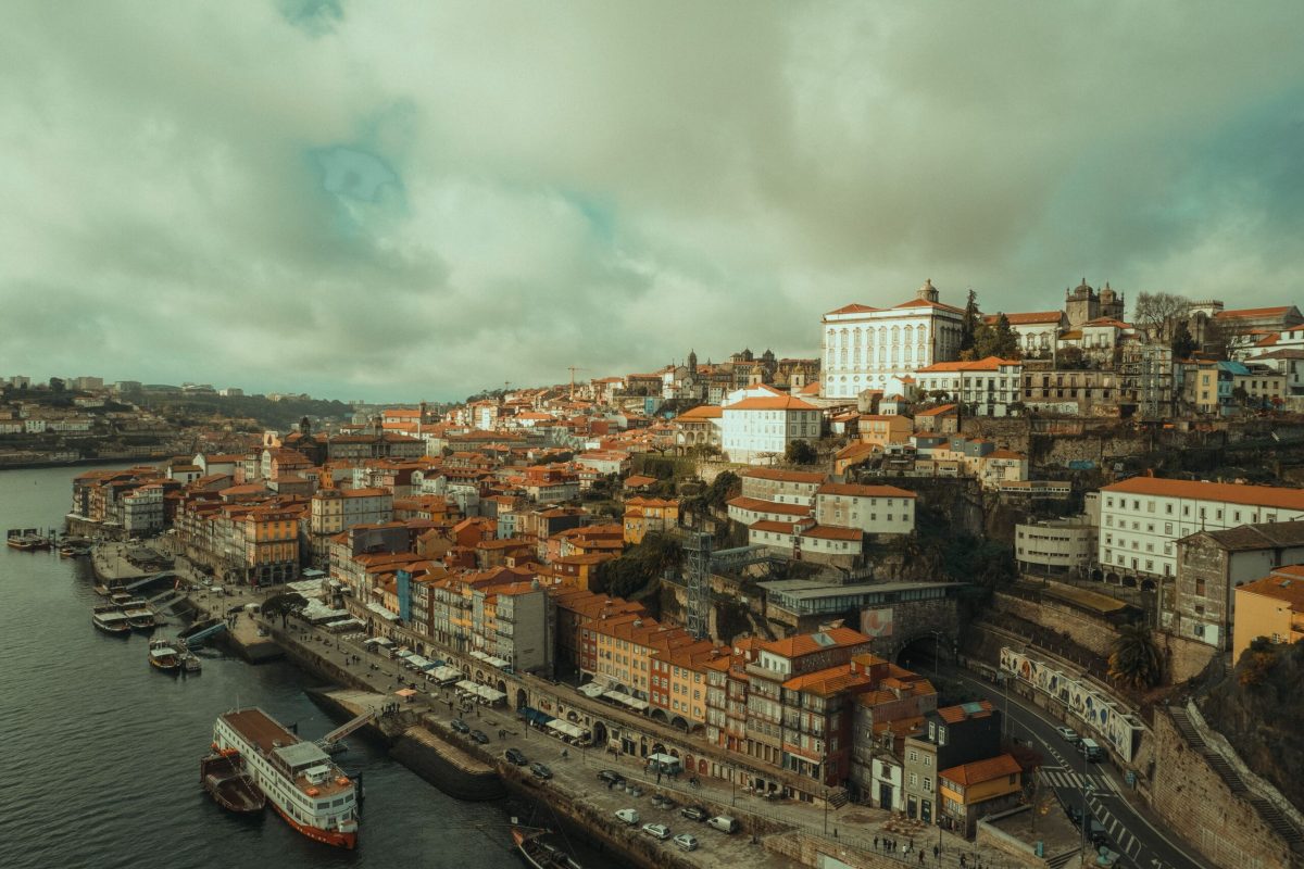 Ribeira: El Encanto del Corazón de Oporto Vista de la Ribeira en Oporto