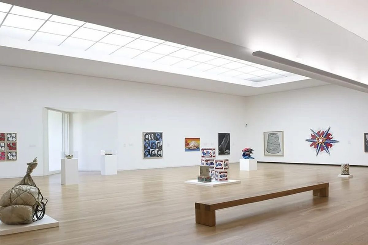 Sala del Museo de Arte Contemporáneo de Serralves en Oporto Sala del Museo de Arte Contemporáneo de Serralves con cuadros