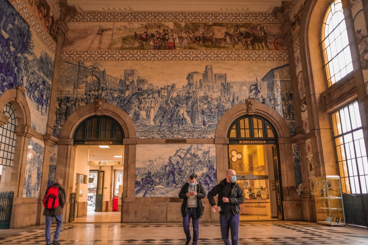La Belleza de los Azulejos en la Estación de São Bento de Oporto Azulejos decorativos en la Estación de São Bento, Oporto
