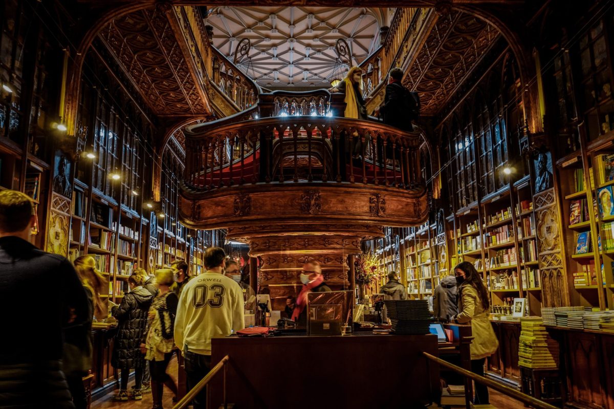 Interior de la Librería Lello en Oporto: Una de las Librerías Más Bonitas del Mundo Interior de la Librería Lello en Oporto