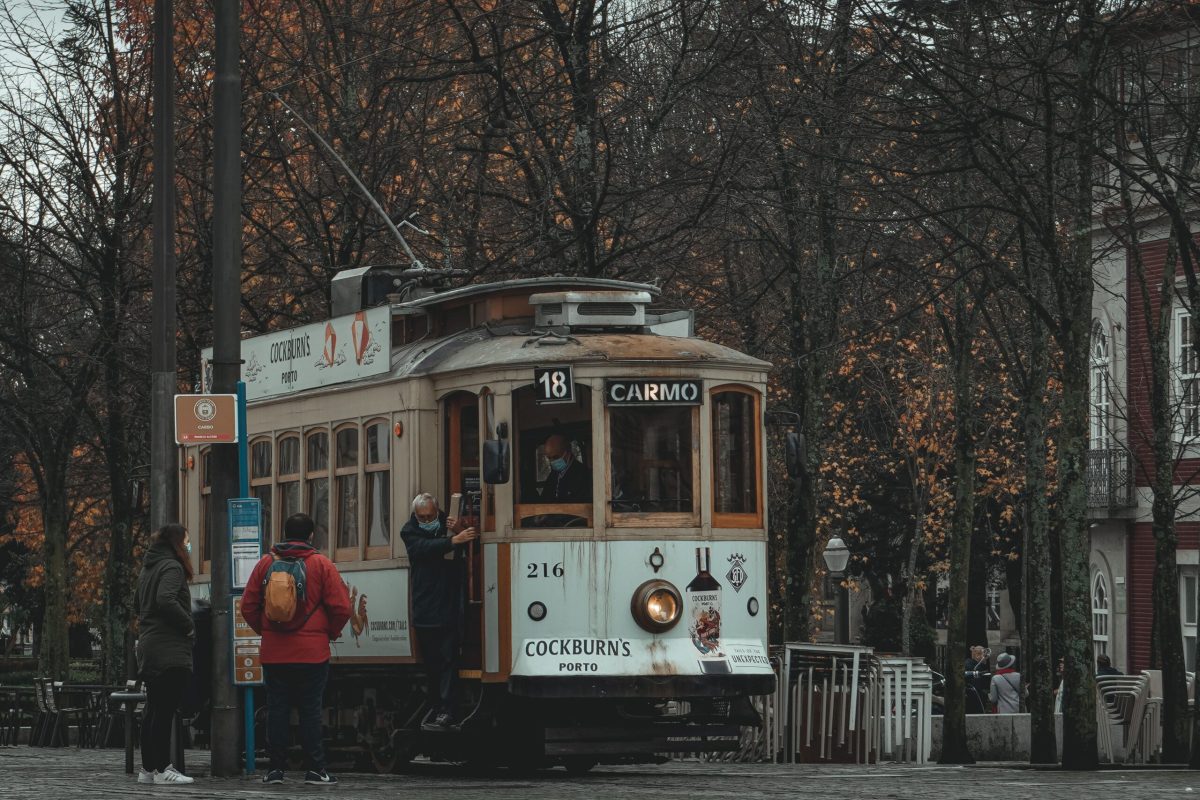Tranvía Histórico de Oporto: Un Viaje en el Tiempo Tranvía histórico en las calles de Oporto