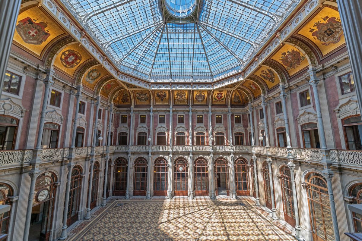 Palacio de la Bolsa en Oporto: Un Tesoro Arquitectónico de Portugal Palacio de la Bolsa Oporto, arquitectura histórica y patrimonio de Portugal