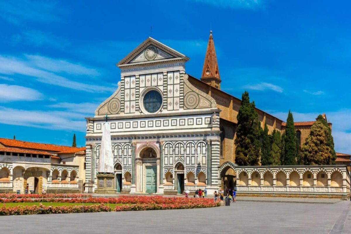 Piazza Santa Maria Novella en Florencia con la basílica como telón de fondo