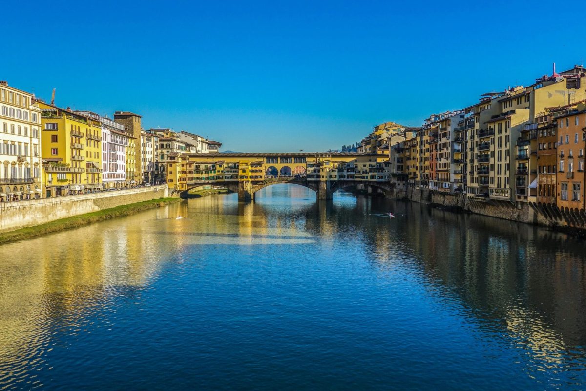 Vista del Ponte Vecchio en Florencia, con sus tradicionales tiendas y el río Arno