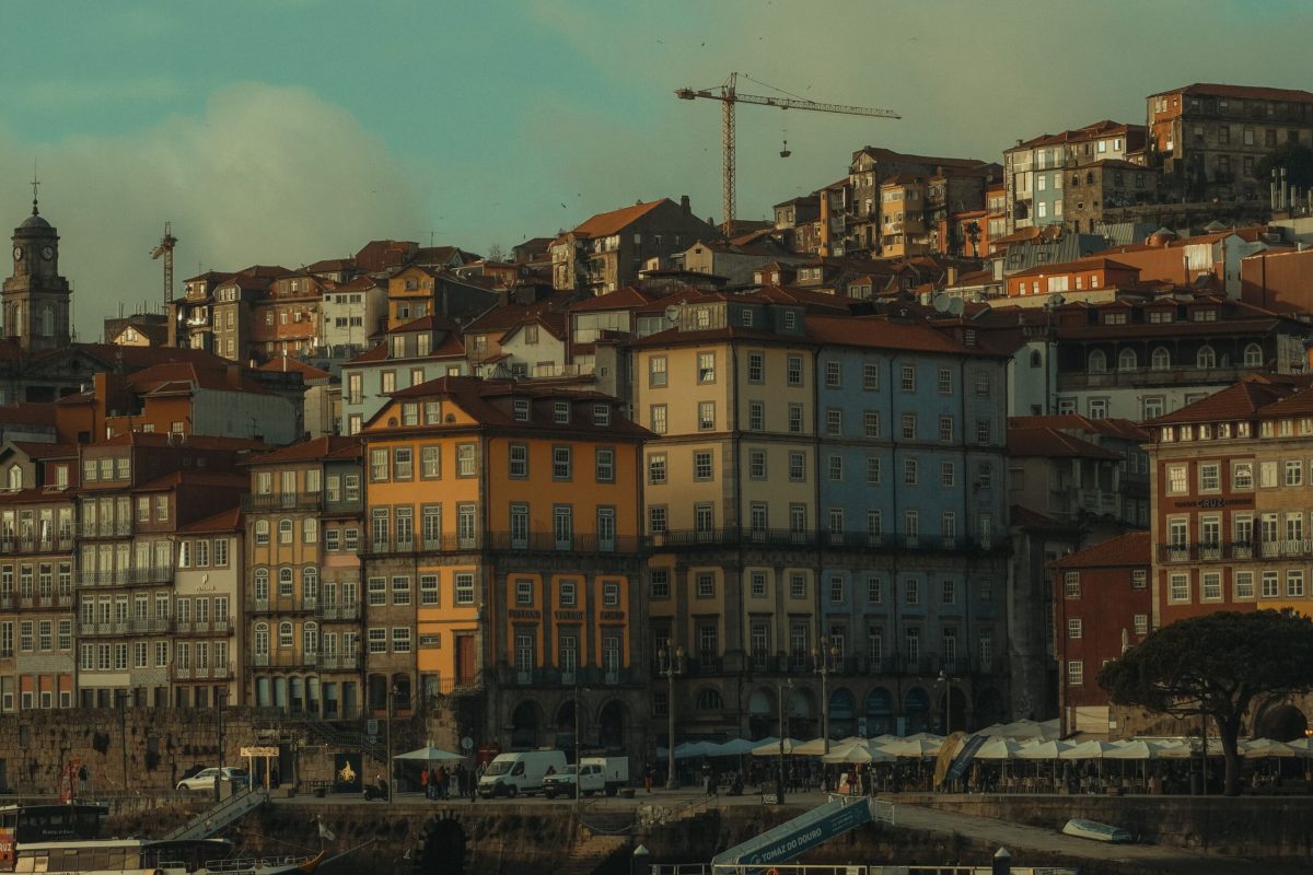 Vista de La Ribeira en Oporto, con coloridas casas junto al río Duero