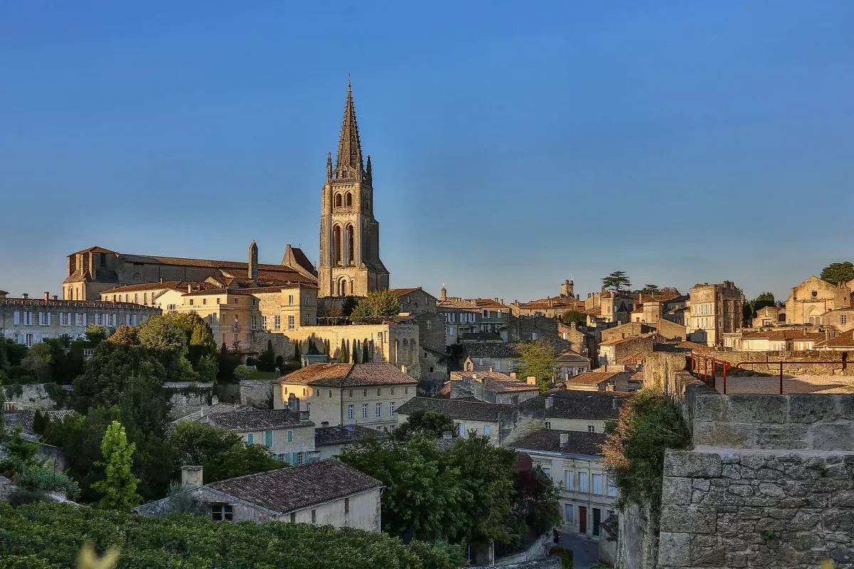 Pueblo de Saint-Émilion: Encanto Medieval en Burdeos Pueblo de Saint-Émilion con sus calles empedradas y arquitectura histórica.