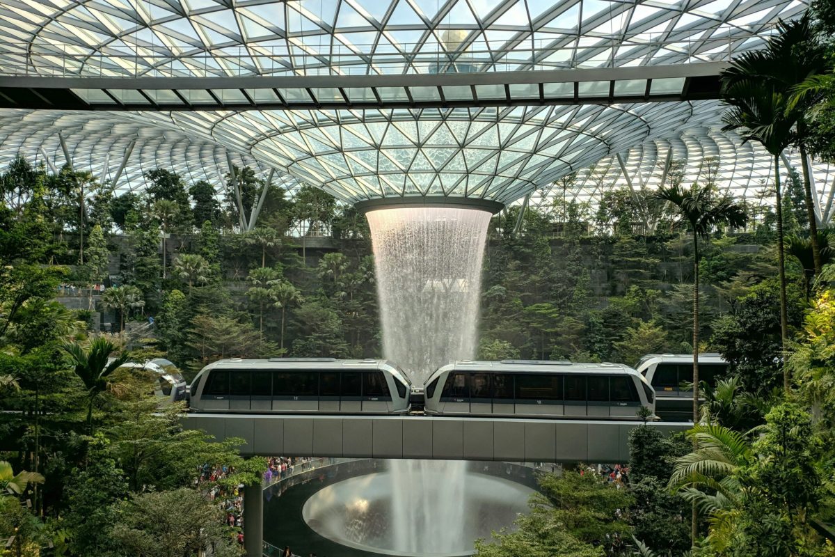 Rain Vortex: La Cascada Interior Más Alta del Mundo en el Aeropuerto de Changi, Singapur Rain Vortex, la cascada más alta del mundo en el Aeropuerto de Changi