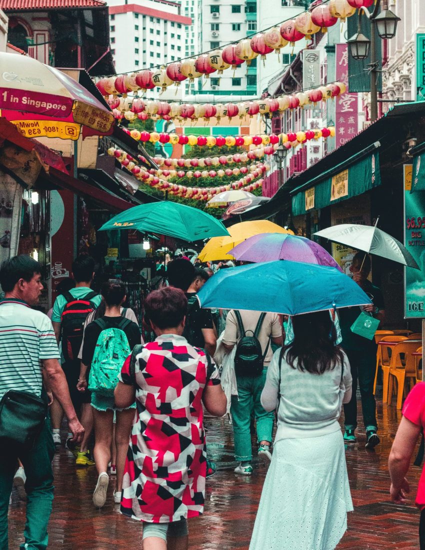 Multitud de personas disfrutando de las coloridas calles de Chinatown en Singapur.