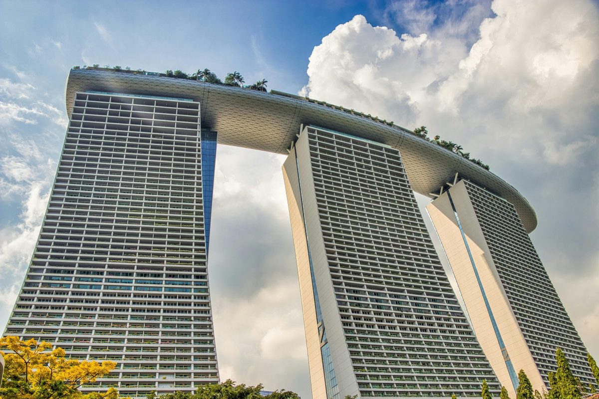 Imponente Marina Bay Sands, el icono de Singapur Vista del Marina Bay Sands desde la base, mostrando su arquitectura única