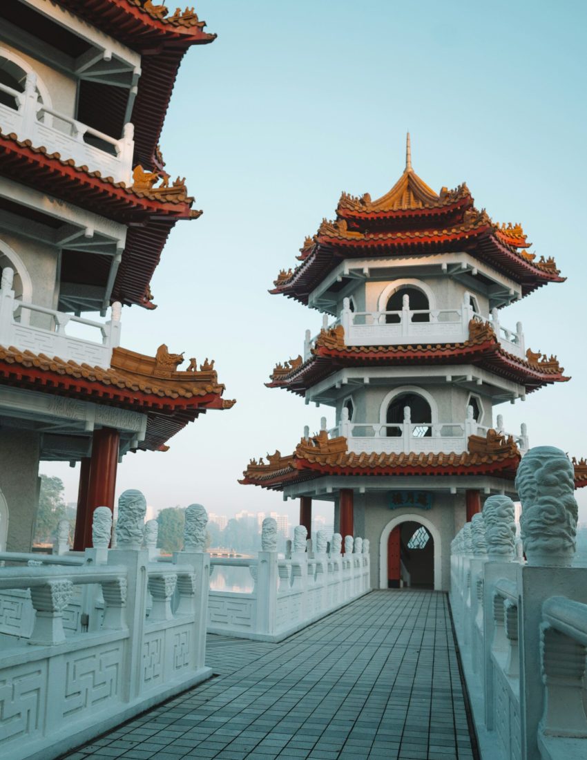 Templo chino con torres blancas y techo rojo en Singapur.