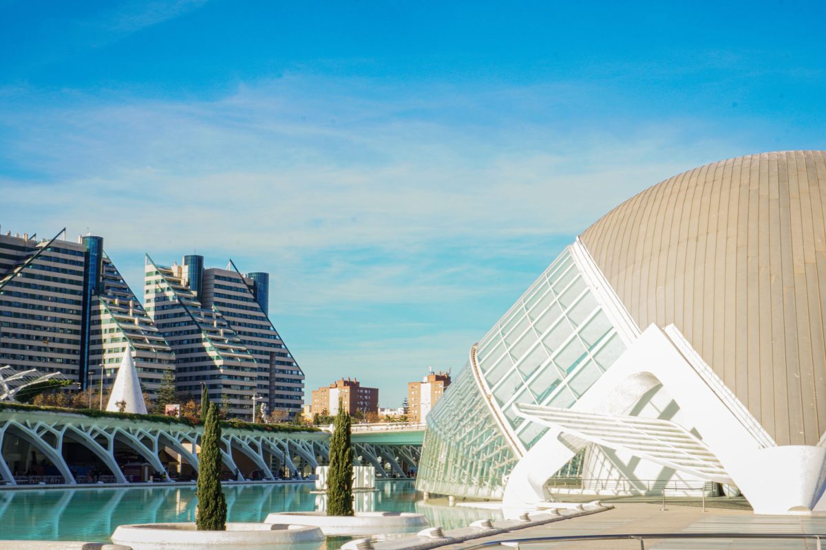 Perspectiva del auditorio de la Ciudad de las Artes y las Ciencias, un ejemplo de arquitectura contemporánea.