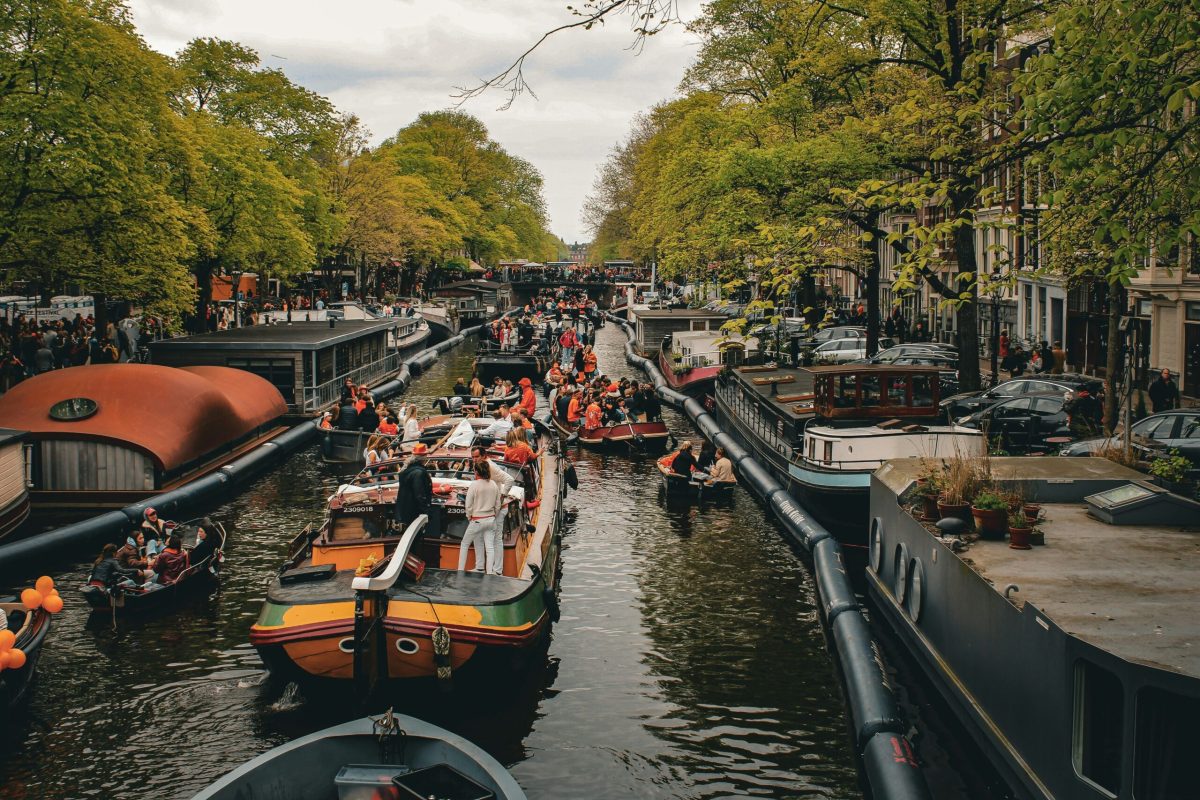 Mejores destinos donde viajar en abril: Ámsterdam durante el día del rey donde viajar una semana en abril