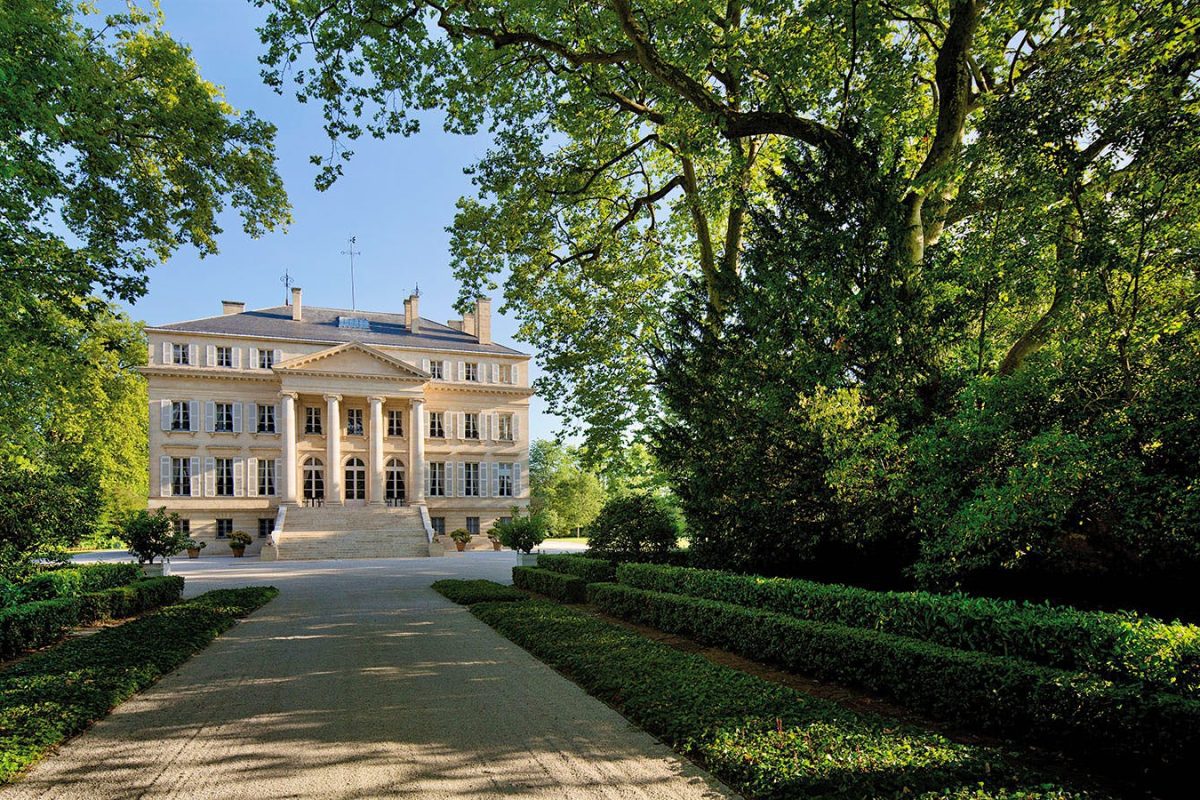 Château Pichon Longueville Baron: Un Tesoro Vinícola en Burdeos Château Pichon Longueville Baron rodeado de viñedos