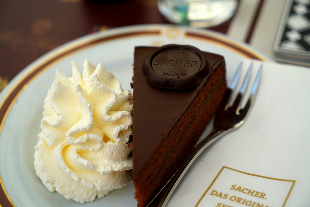 Café Sacher: el mejor lugar para probar la tarta sacher en Viena Café Sacher | Lugares de interés en Viena