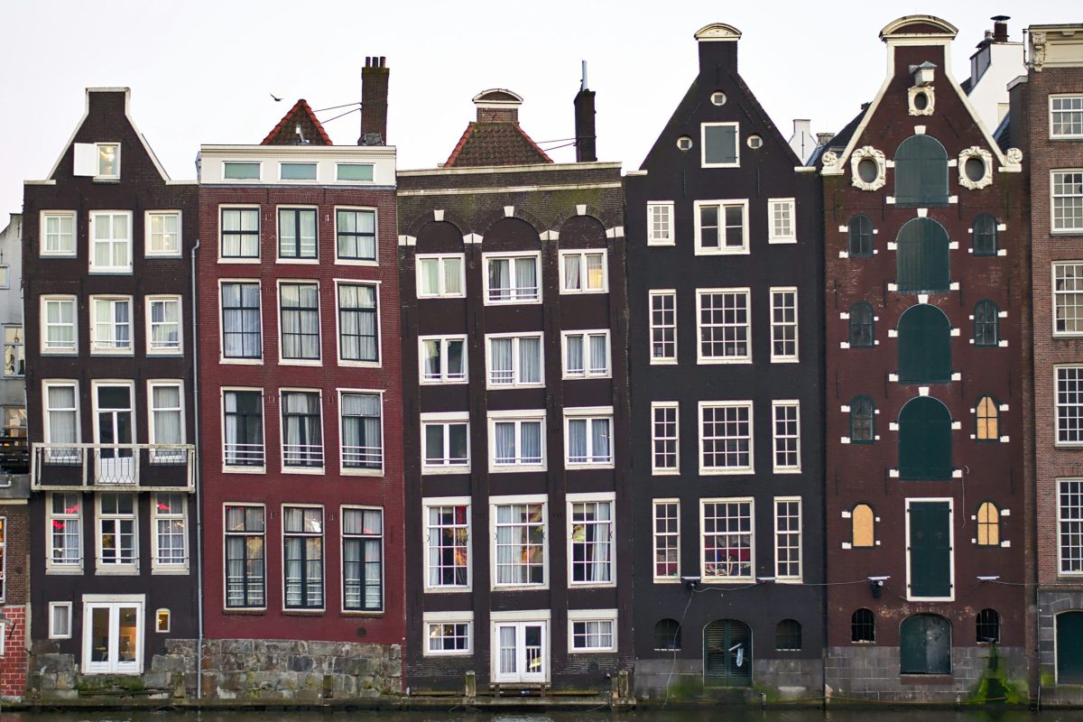 Ver Ámsterdam en dos días: las icónicas casas danzantes junto al canal Amstel
