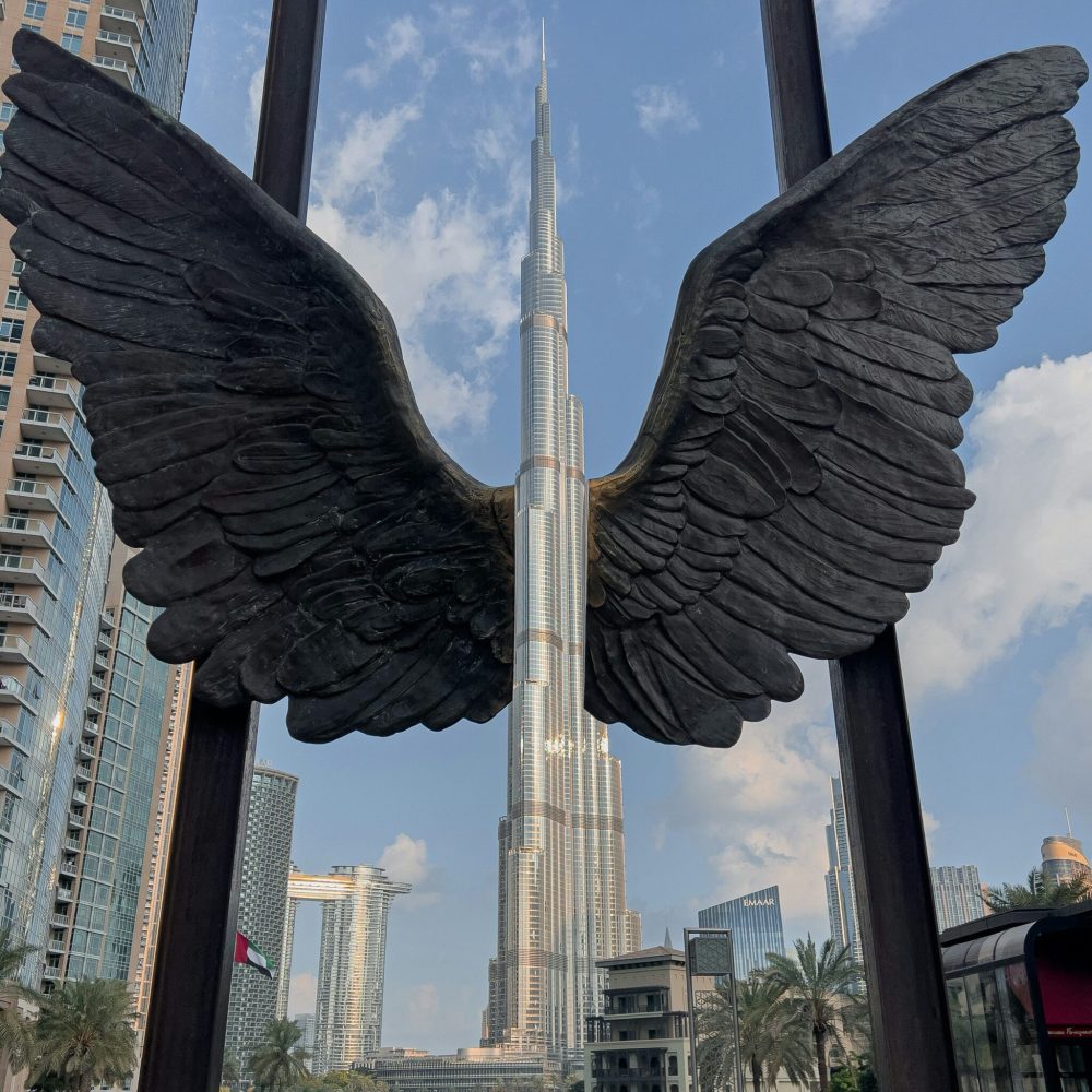 Escultura Wings of Mexico frente al Burj Khalifa