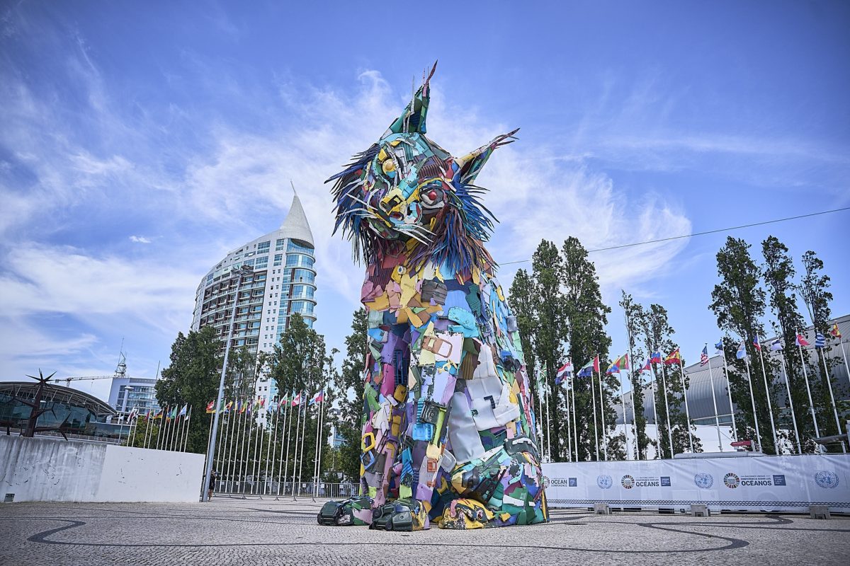 Estatua del lince rodeada de naturaleza en el Parque de las Naciones de Lisboa.