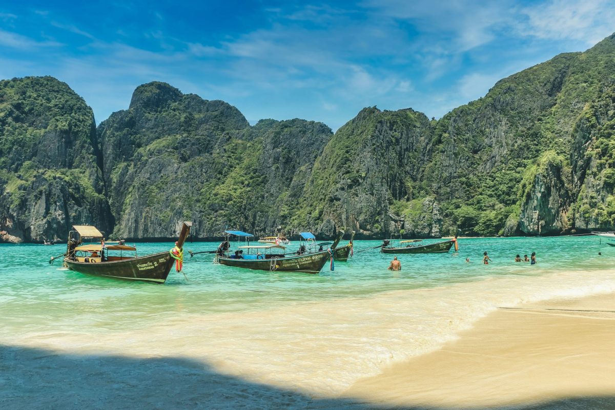 Phi Phi Islands: Un paraíso tropical donde viajar febrero donde ir en febrero