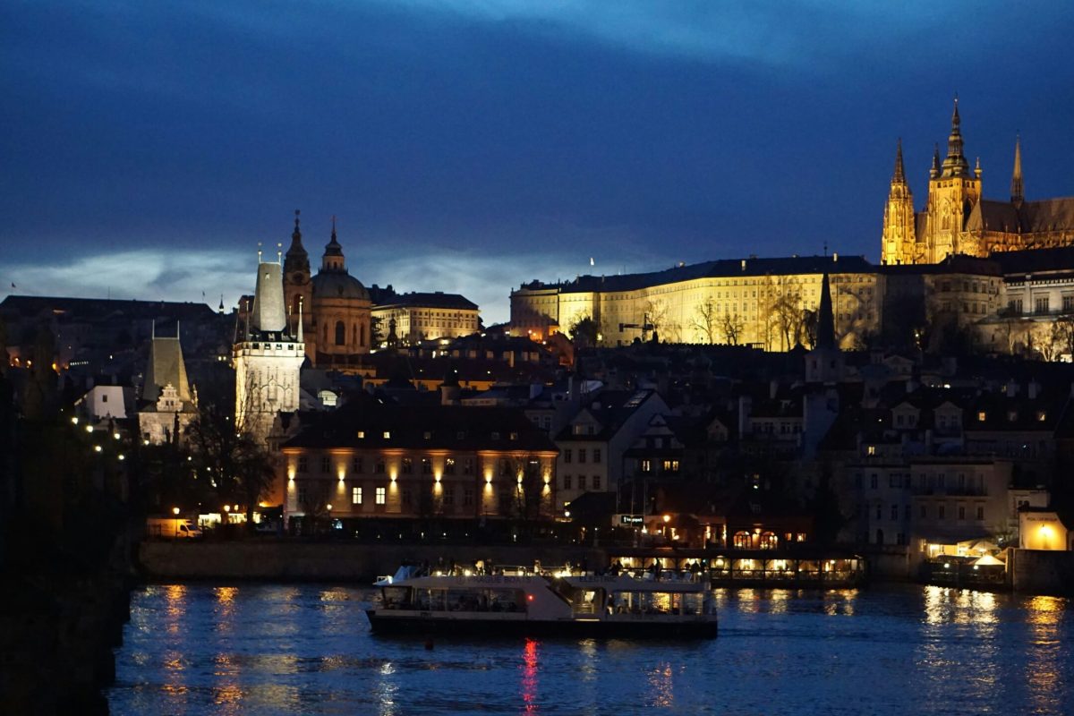 Que hacer en Praga en 1 día – Crucero nocturno por el Moldava Paseo en barco por el Moldava | Visitar Praga en 1 día